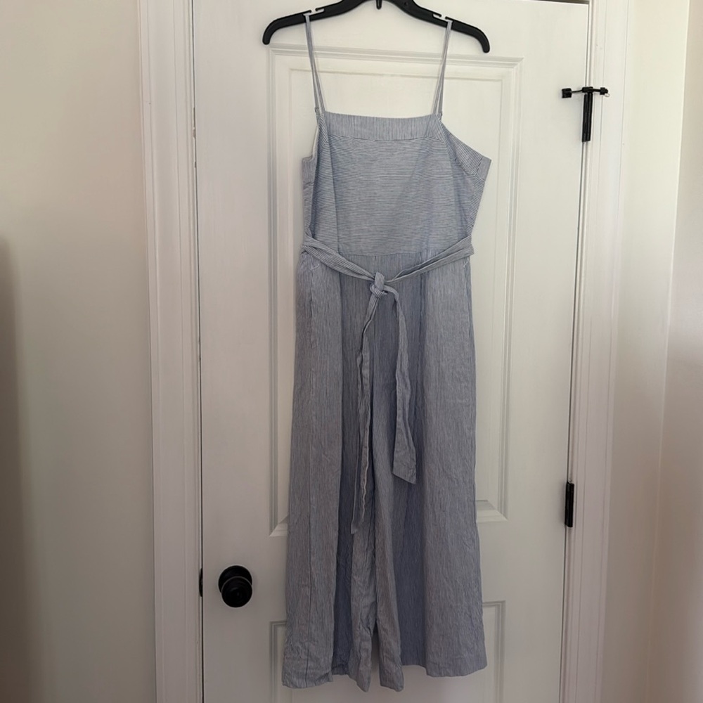 Banana republic jumpsuit fits like a size 4